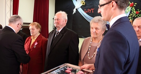 Pary, które 50 lat temu brały ślub, otrzymały medale