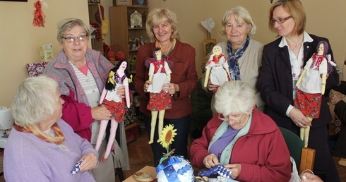 Seniorki z Bożeną Siudą (trzecia z lewej), kierownikiem domu dziennego pobytu, i instruktorką Małgorzatą Bielicką (z prawej)