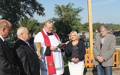 Nowe krzyże poświęcił ks. Dariusz Karasek. Jan Maciaszek drugi z lewej