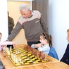W osiedlowym klubie „Południe” dzieci już uczą się grać w szachy, czyli logicznie myśleć. Pana Marka można spotkać w różnych osiedlowych świetlicach