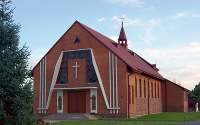  Kościół parafialny w Pomykowie budowano w latach 1987–1994 staraniem ks. Czesława Bieńka