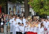 Parafianie z Żabna w oczekiwaniu na obraz