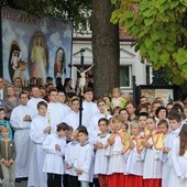 Parafianie z Żabna w oczekiwaniu na obraz