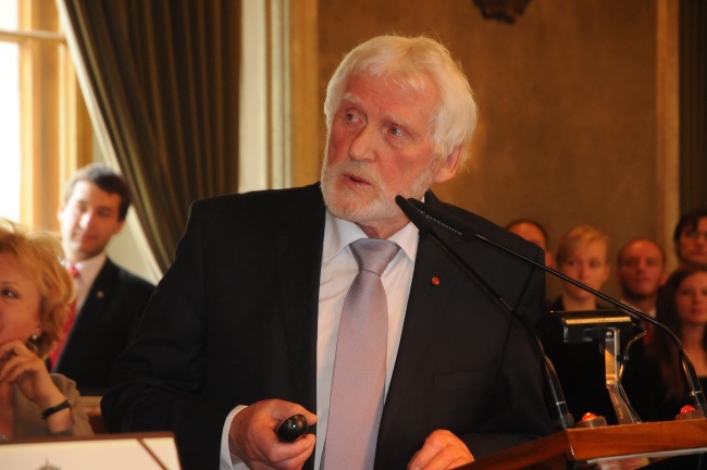 Medale dla rzeźbiarza i pielęgniarek