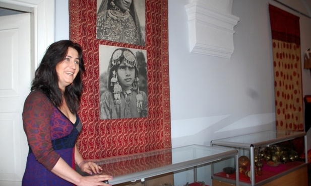 Do obejrzenia wystawy, która przedstawia życie kobiet na wszystkich kontynentach, zaprasza Ilona Pulnar-Ferdjani