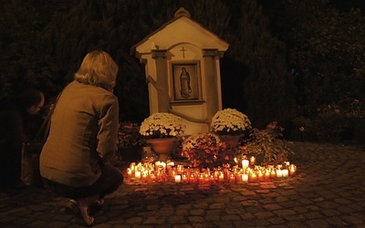 Zapalone znicze położono przed kapliczką Matki Bożej z Guadalupe