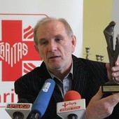 Zbigniew Miazga prezentuje statuetkę, która zostanie wręczona w sobotę laureatowi nagrody "Viventi Caritate" 2014