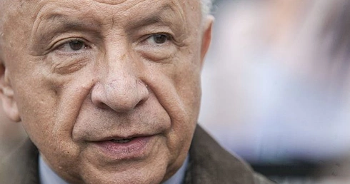 Prof. Chazan z pacjentkami przed ratuszem