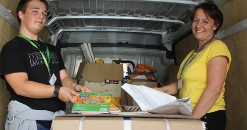 Dorota Kania (z prawej), katechetka LO im. M. Kopernika, zorganizowała zbiórkę "Makulatury na misje" w Cieszynie