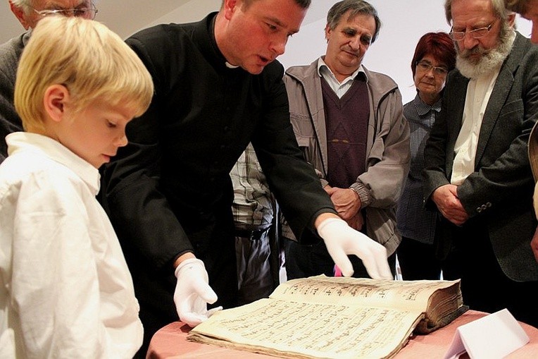 Ks. Grzegorz Klaja prezentuje liczący 363 lata "Garduał" z Kęt