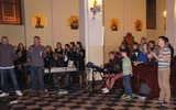 Po koncercie "Hioba" zebrani w kościele garnizonowym uwielbiali Boga przy dźwiękach muzyki zespołu "Cantare per Dio"