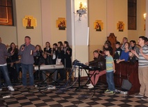 Po koncercie "Hioba" zebrani w kościele garnizonowym uwielbiali Boga przy dźwiękach muzyki zespołu "Cantare per Dio"