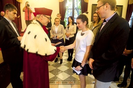 Przedstawiciele studentów I roku otrzymali indeksy z rąk ks. prof. W. Wołyńca, rektora PWT