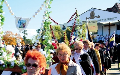 Po Mszy św. ulicami Trzebnicy przeszła procesja eucharystyczna z relikwiami św. Jadwigi Śląskiej