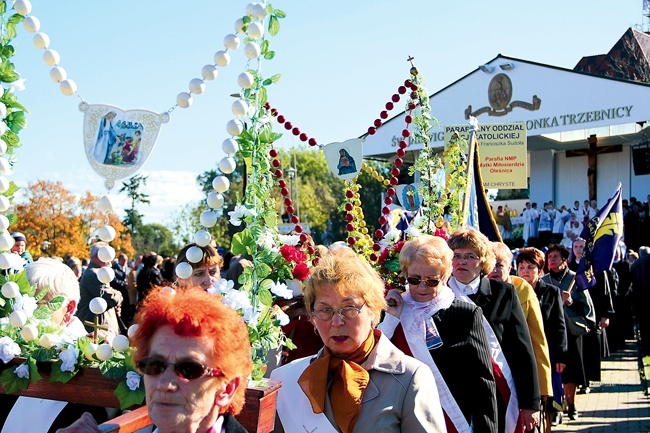 Po Mszy św. ulicami Trzebnicy przeszła procesja eucharystyczna z relikwiami św. Jadwigi Śląskiej