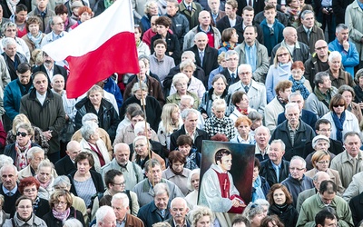 Tysiące wiernych, kwiatów i zniczy wokół świątyni to znak, że ks. Jerzy nadal pociąga naśladowców