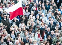Tysiące wiernych, kwiatów i zniczy wokół świątyni to znak, że ks. Jerzy nadal pociąga naśladowców