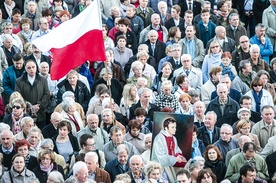 Tysiące wiernych, kwiatów i zniczy wokół świątyni to znak, że ks. Jerzy nadal pociąga naśladowców