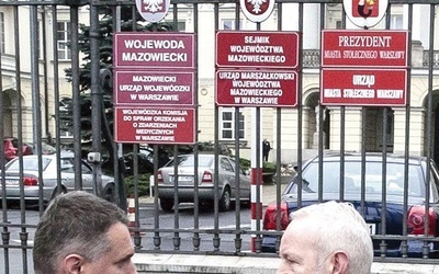 Konkurenci do fotela prezydenta Warszawy depczą sobie po piętach. 16 października Mariusz Dzierżawski i Przemysław Wipler w tym samym czasie spotkali się przed ratuszem