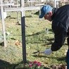 Bezdomni uporządkują zaniedbane groby na Cmentarzu Północnym