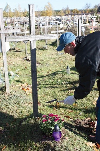 Bezdomni uporządkują zaniedbane groby na Cmentarzu Północnym