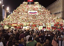 12 października 2014, Hiszpania. Tysiące ludzi przyniosło kwiaty dla Matki Bożej Pilar – patronki Saragossy