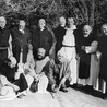 Trapiści z klasztoru w Tibhirine, w Algierii. Siedmiu z nich zostało zamordowanych wiosną 1996 roku. Ich ciał nigdy nie odnaleziono. Przy jednej z dróg odkryto tylko odcięte głowy mnichów
