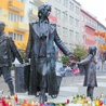 Rzeźby Pomnika Gdynian Wysiedlonych mają  od 2 do 3 m wysokości.  Zostały wykonane z brązu 