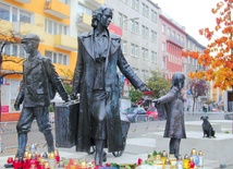 Rzeźby Pomnika Gdynian Wysiedlonych mają  od 2 do 3 m wysokości.  Zostały wykonane z brązu 