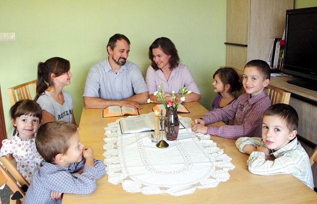 Spotkania podczas niedzielnej modlitwy są dla rodziny Tomka i Olgi okazją do pogłębiania rozumienia Biblii