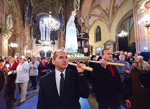 Na ramionach mężczyzn figura MB Fatimskiej wniesiona została do katedry