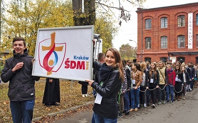 Powyżej: Idąc na Mszę św. pod przewodnictwem bp. Andrzeja F. Dziuby, młodzi zrobili „Raban dla Jezusa”, publicznie wyznając wiarę na ulicach Żyrardowa