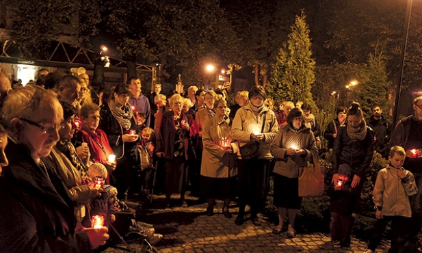  Podczas Eucharystii i procesji światła w Dniu Dziecka Utraconego rodzice opłakujący swoje potomstwo złożyli swój ból i troski u stóp Matki Bożej z Guadalupe