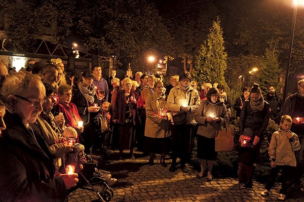  Podczas Eucharystii i procesji światła w Dniu Dziecka Utraconego rodzice opłakujący swoje potomstwo złożyli swój ból i troski u stóp Matki Bożej z Guadalupe