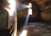 Wschodnie rozumienie teologii jest szczególnie ważne wskutek utraty poczucia tajemnicy Boga. Na zdjęciu: światło w ruinach dawnego klasztoru ormiańskiego Varagavank k. Van (Turcja)