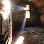 Wschodnie rozumienie teologii jest szczególnie ważne wskutek utraty poczucia tajemnicy Boga. Na zdjęciu: światło w ruinach dawnego klasztoru ormiańskiego Varagavank k. Van (Turcja)