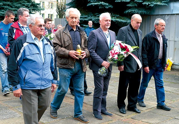  Wśród delegacji, które uczciły straconych 72 lata temu, byli członkowie Stowarzyszenia Osób Represjonowanych i Internowanych w Stanie Wojennym 