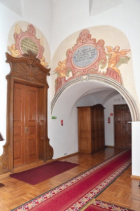 Dawne klasztorne budynki dziś mieszczą seminarium duchowne Z lewej: Malowidła barokowe z tekstami duchowymi nad wejściem do cel zakonnych