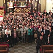Powyżej: Dzień skupienia zakończył się zawierzeniem MB Królowej Pokoju diecezjalnej i parafialnych Caritas  oraz wszystkich potrzebujących