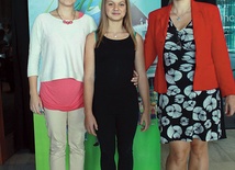  Julia z mamą Agnieszka (z prawej) i pedagog Anną Walczak  podczas gali finałowej w Warszawie