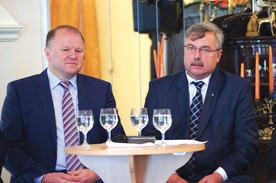 Gubernator Nikołaj Cukanow (od lewej) i wojewoda Marian Podziewski na spotkaniu w Bartoszycach