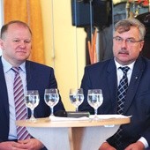 Gubernator Nikołaj Cukanow (od lewej) i wojewoda Marian Podziewski na spotkaniu w Bartoszycach