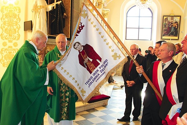 Poświęcenie nowego sztandaru z wizerunkiem bł. ks. Jerzego