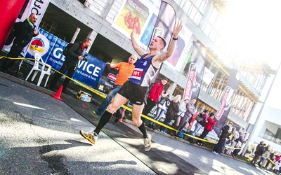 Piotr Szpigiel, 30-letni zwycięzca  na mecie biegu