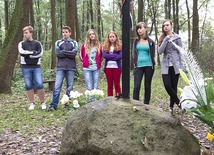 W miejscu, gdzie zginęła 16-letnia Karolina,  znajdują się krzyż i tablica  z informacją