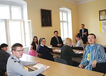  Zajęcia odbywają się w budynku WSD w Tarnowie. Na zdjęciu rok IV na zajęciach u ks. dr hab. Marka Kluza