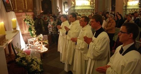 Ozdobo Paradyża, módl się za nami!