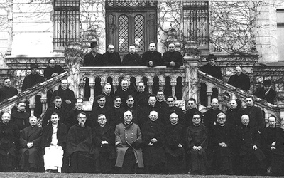 Polscy duchowni na Węgrzech z węgierskim biskupem polowym Istvánem Hászem  (siedzi w środku w mundurze) 