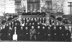 Polscy duchowni na Węgrzech z węgierskim biskupem polowym Istvánem Hászem  (siedzi w środku w mundurze) 