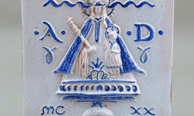 Kafel z wizerunkiem prawdopodobnie Matki Boskiej Kodeńskiej